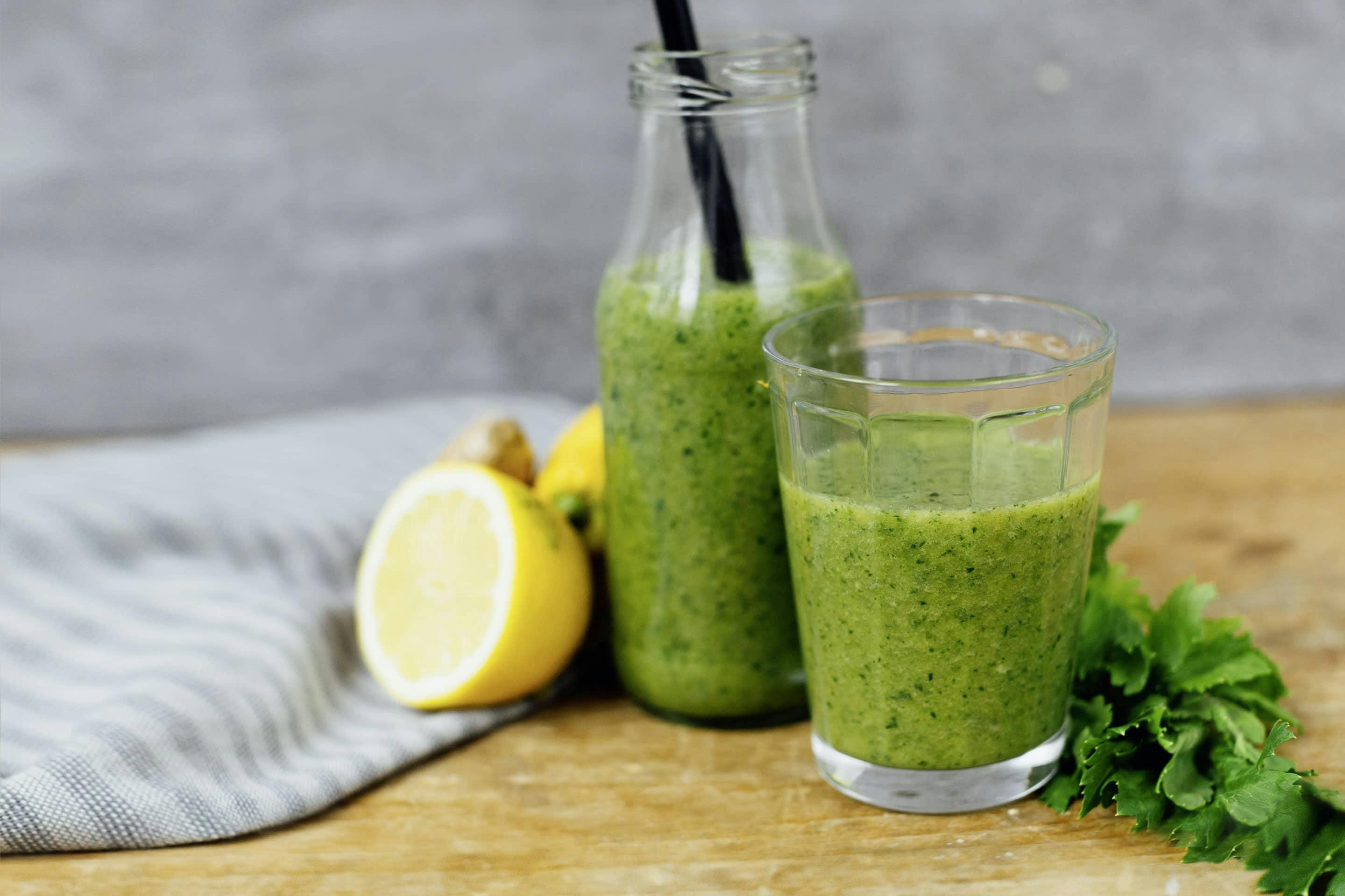 Smoothie mit Petersilie und gemahlenem Ingwer.