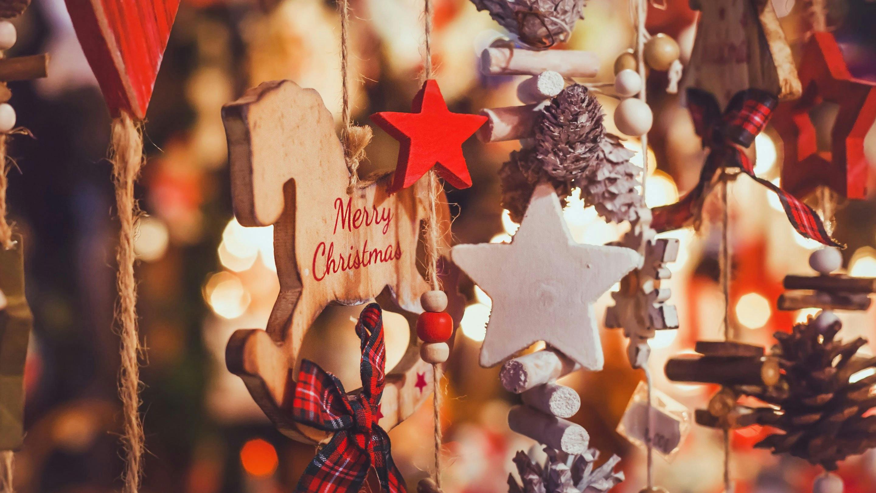 Weihnachtsdekoratian aus holz geschnitzt an Schnüren