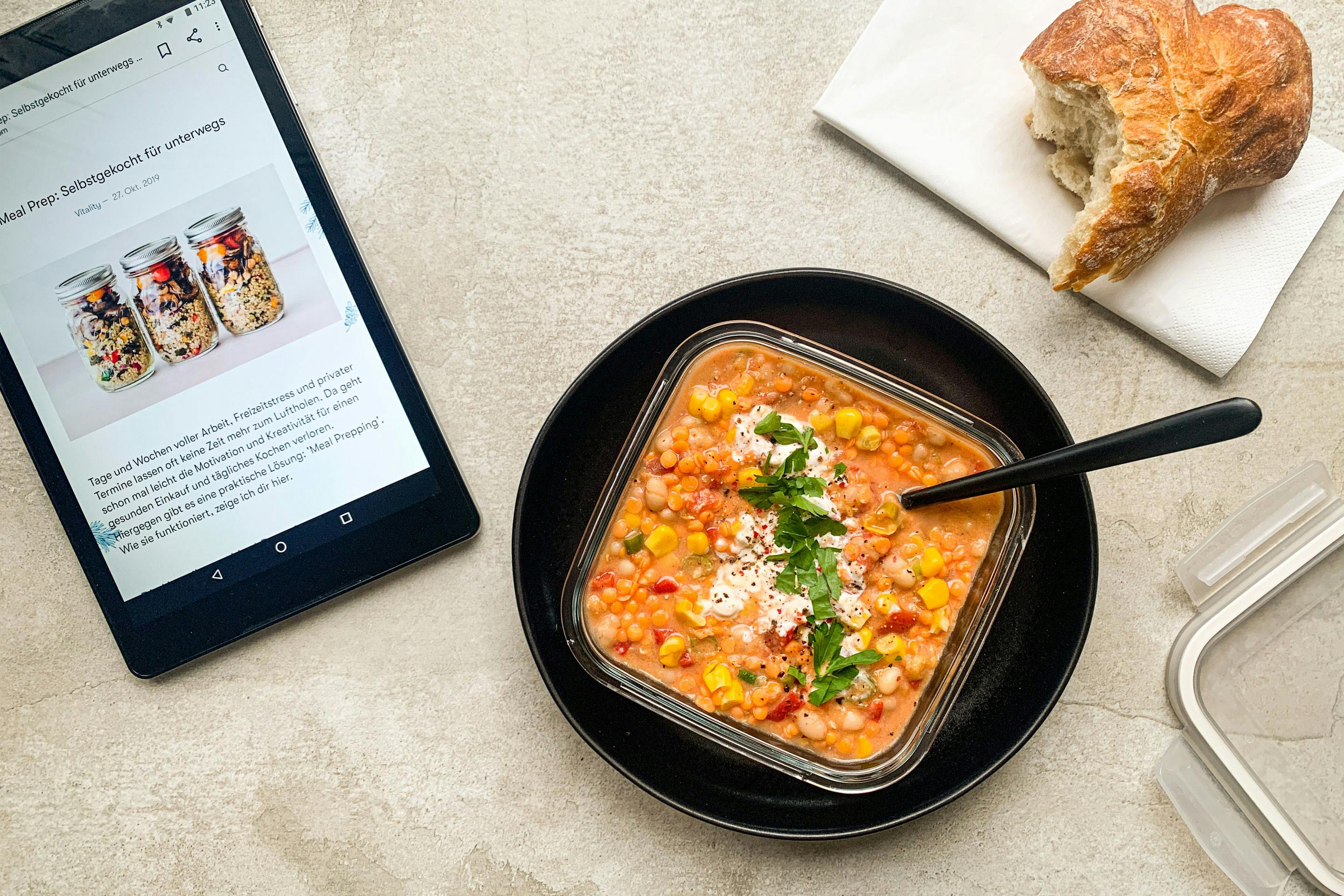 Feuriges Rote Linsen Chili mit Mais, weißen Bohnen und Sauerrahm in einer Mealprep Form für unterwegs zubereitet