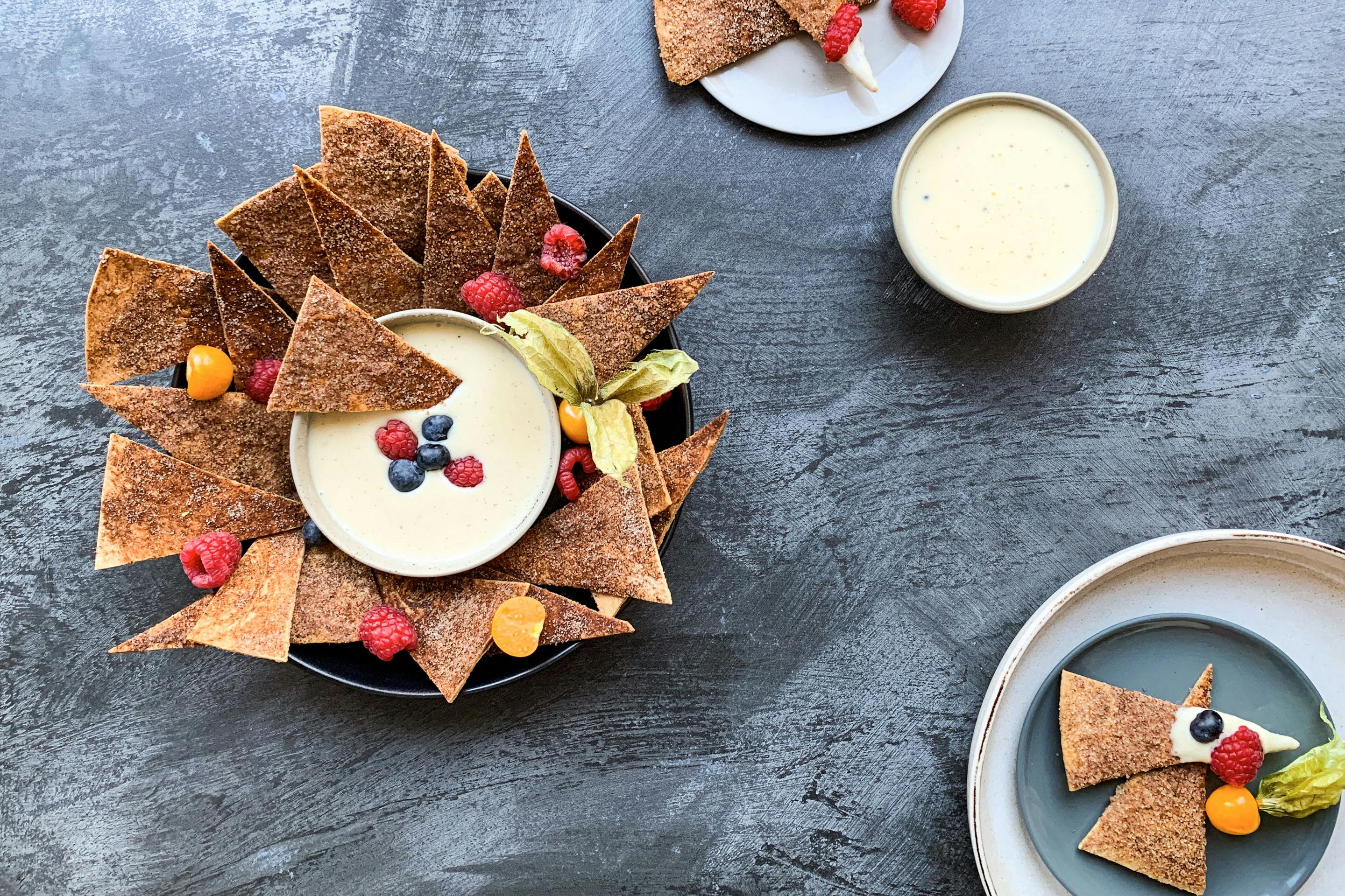 Sweet Tortilla Chips mit Vanille Dip und frischen Beeren garniert