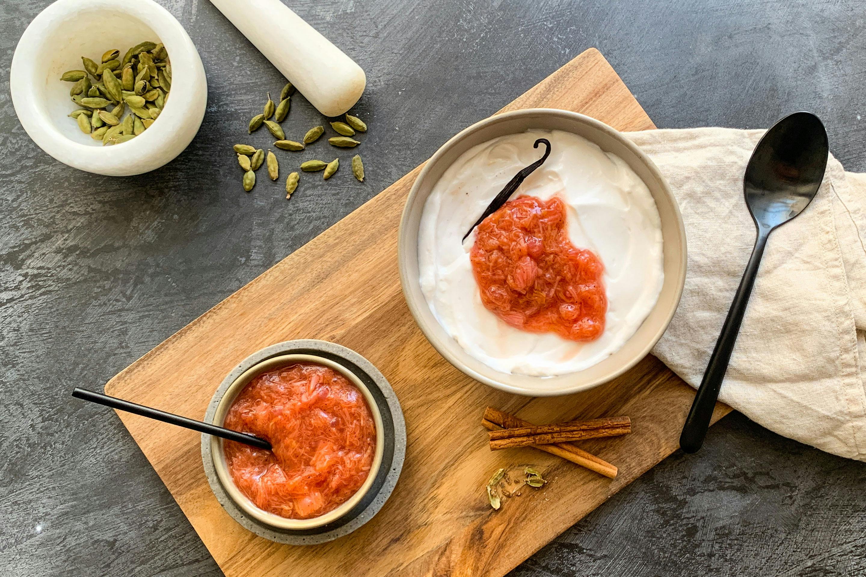 Rhabarber-Komptt in Schälchen mit Vanille, Zimtstange und Cardamom