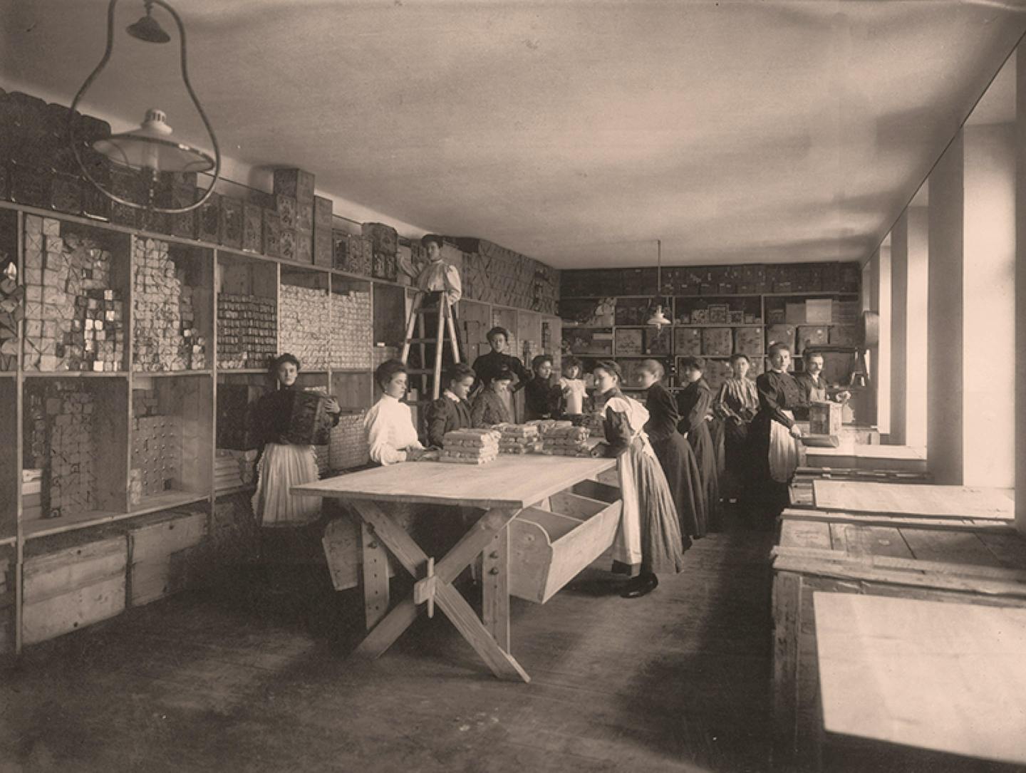 Arbeiterinnen beim Verpacken von Kotányi-Paprikapulver im Jahr 1881