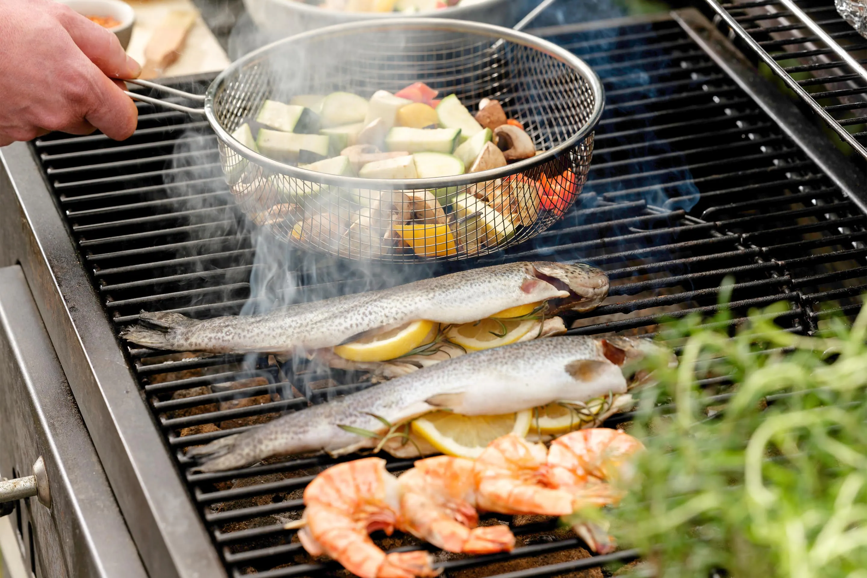 Fisch, Garnelen und Gemüse am Grill.