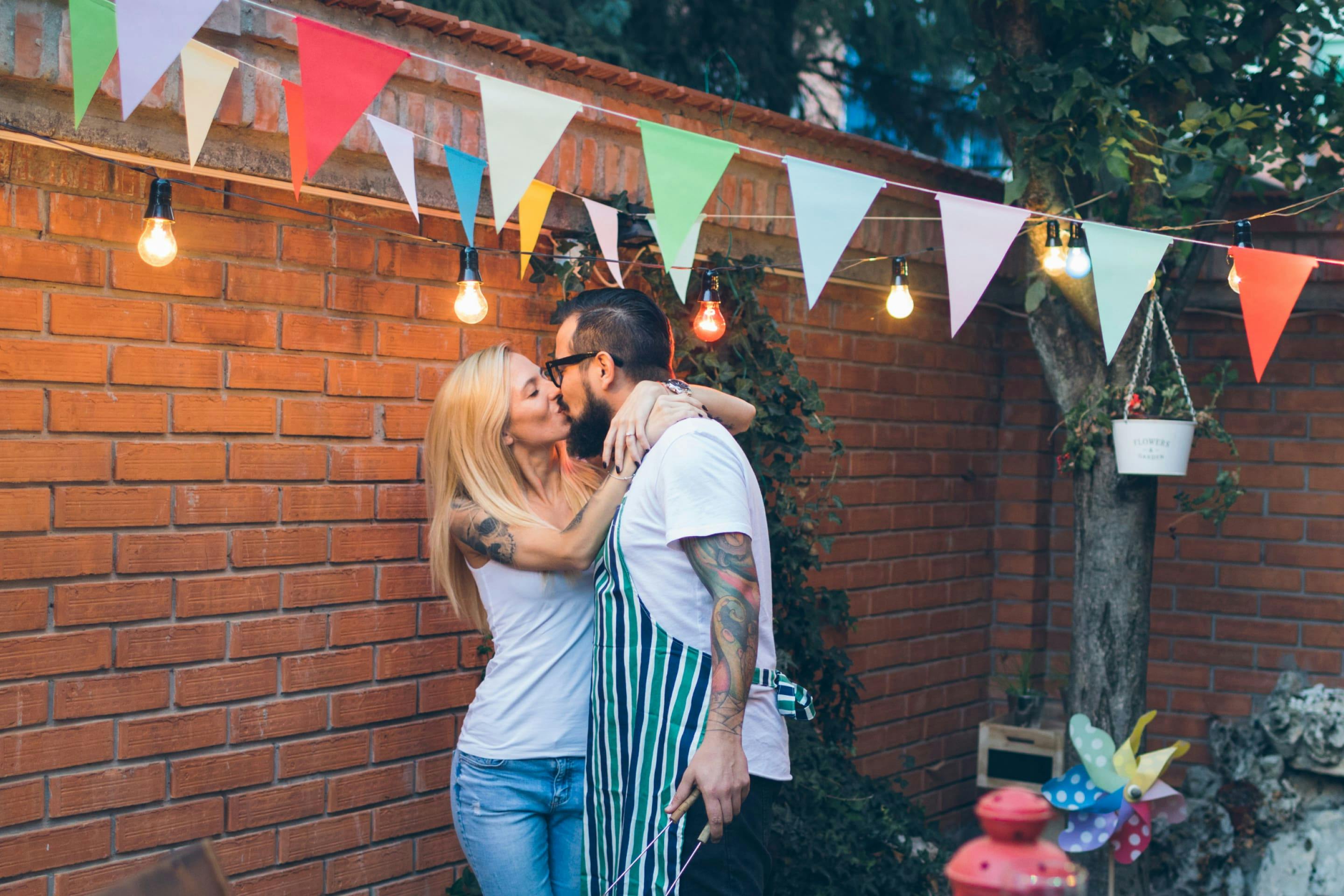 Ein Paar küsst sich beim erfolgreichen Grill Date.