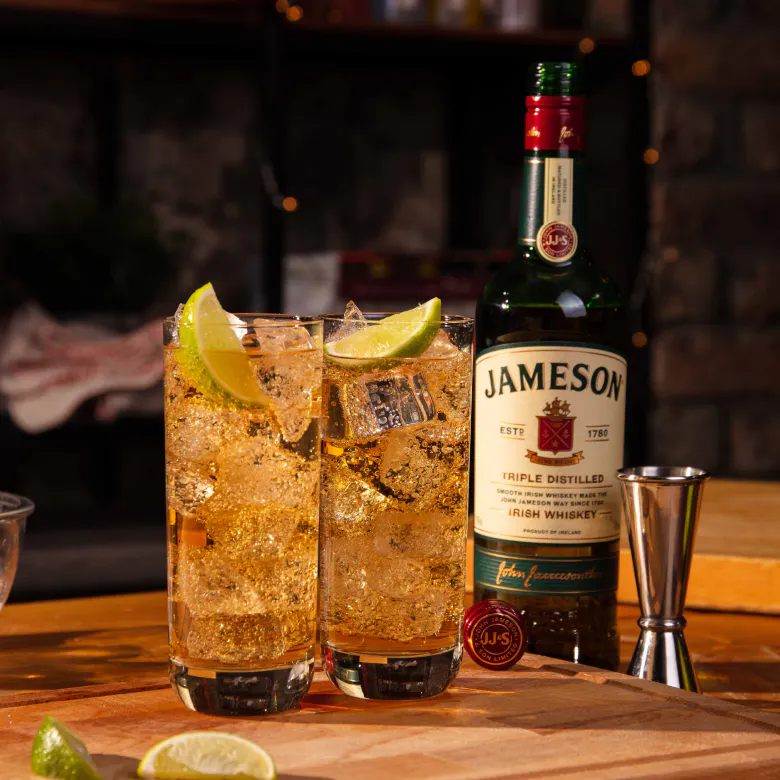 Zwei Gläser mit Jameson Ginger and Lime