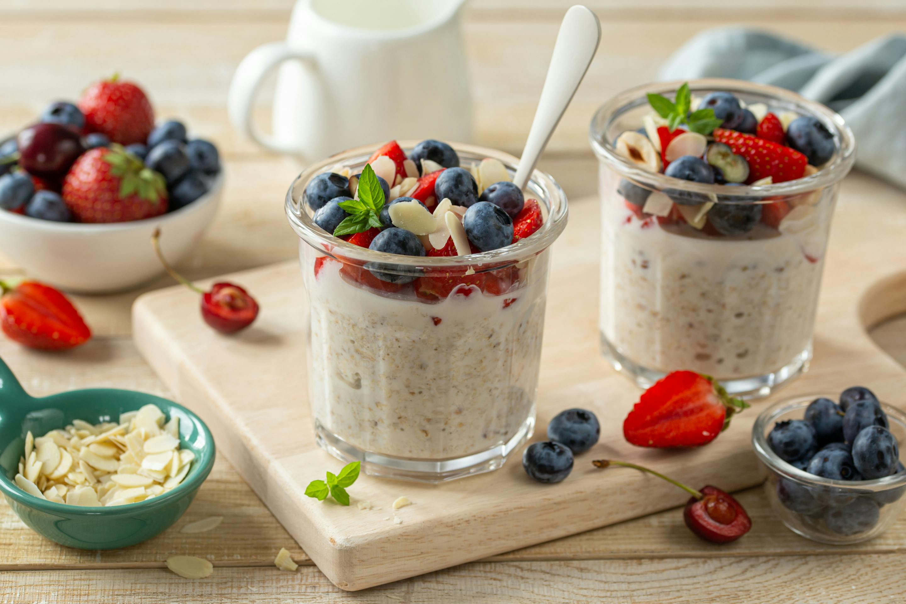 Pudding Oats mit Beeren und gehobelten Mandeln.